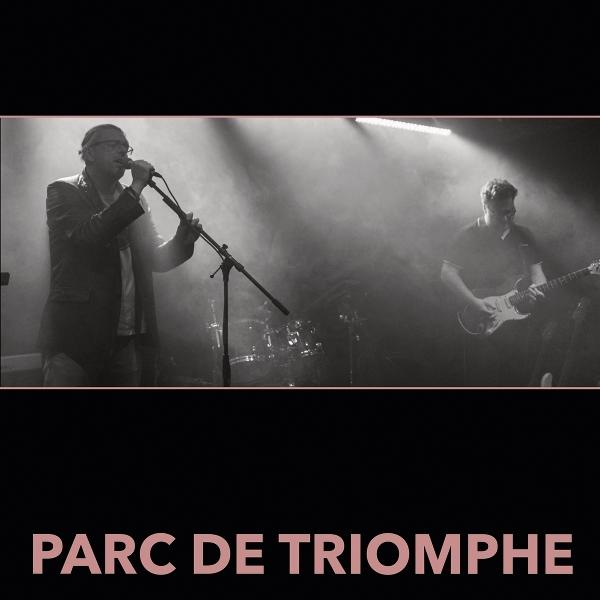 Live-Musikszene mit Sänger und Gitarrist, dunkler Hintergrund, Text 'PARC DE TRIOMPHE'.