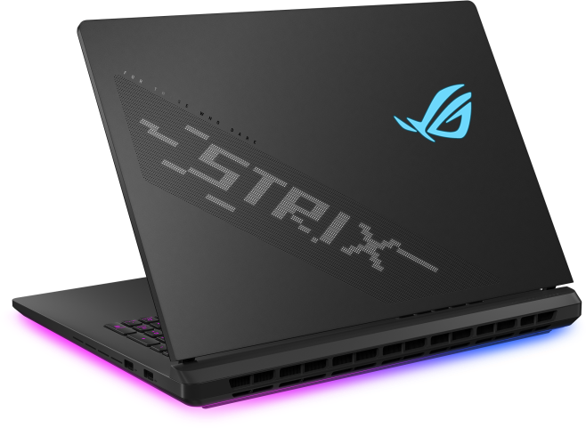 Fekete laptop, nyitott, Strix logóval, megvilágított szélekkel, fekete háttér.