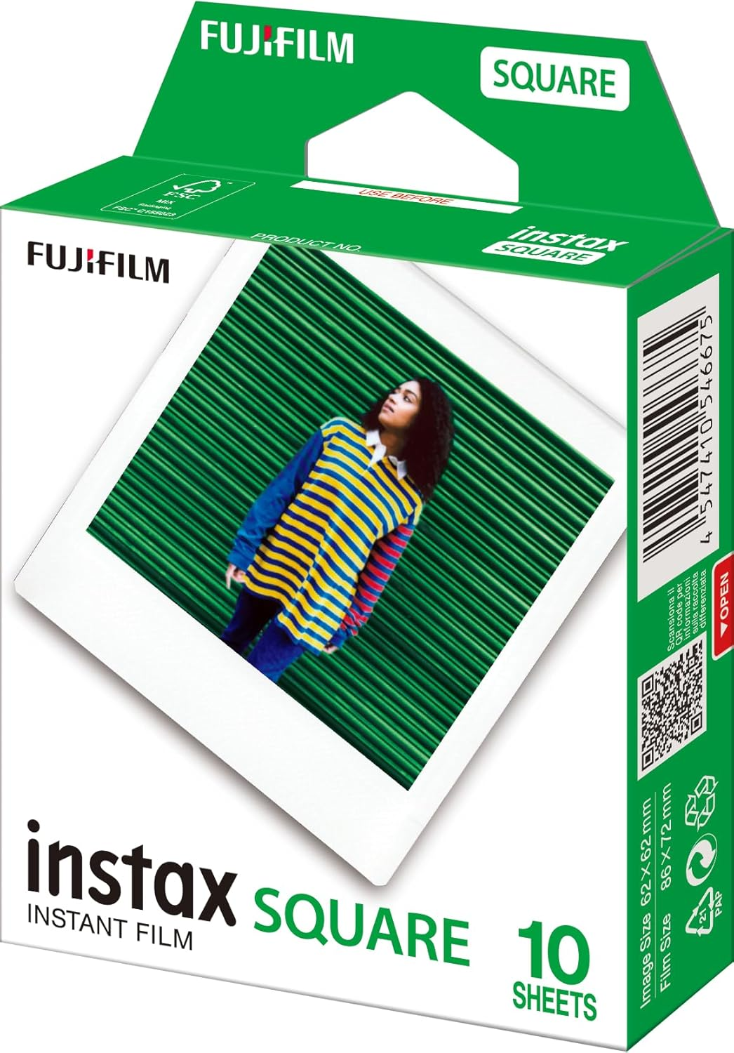 Una mano sostiene una foto polaroid de una furgoneta camper verde y blanca aparcada en una calle.