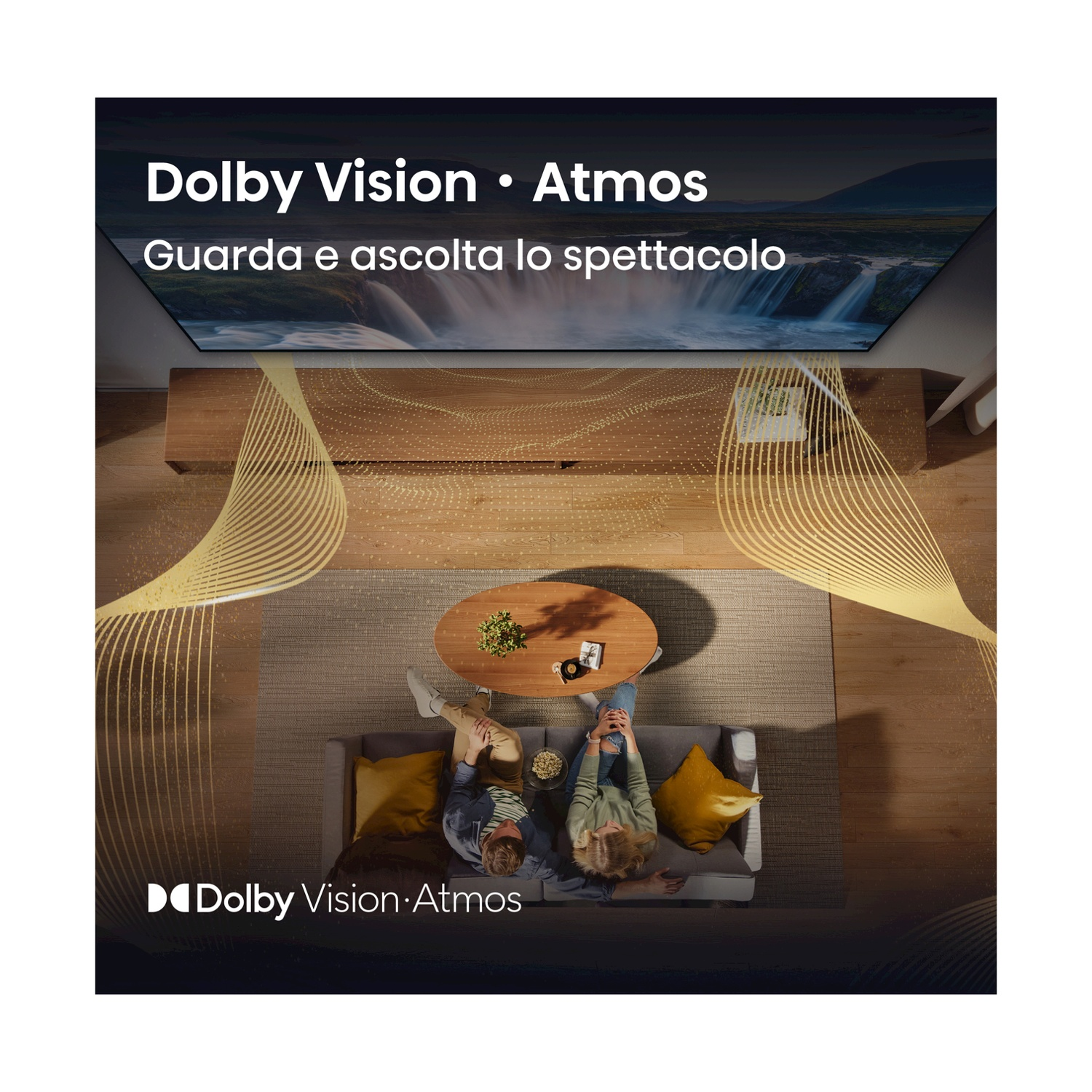 Soggiorno con TV, due persone su un divano. Pattern di luce curvi. Loghi Dolby Vision e Atmos.