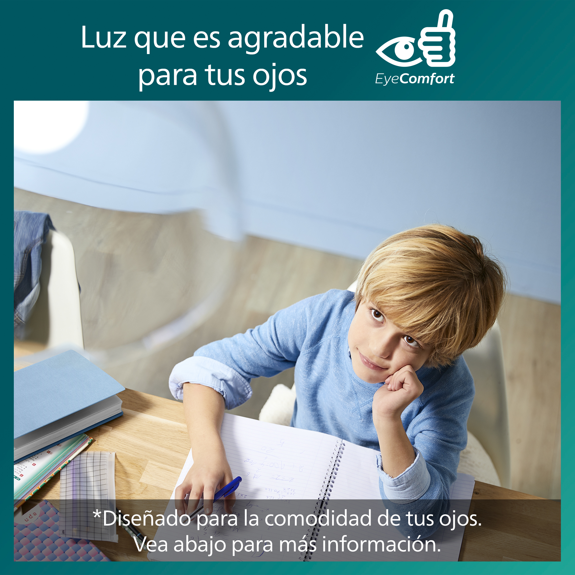Un niño estudiando en un escritorio, luz desde arriba, con un cuaderno azul.