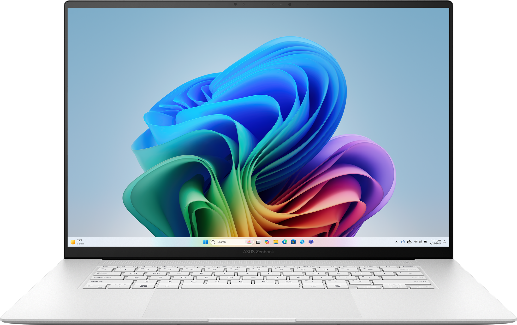 A nyitott fehér laptop a képernyőn lévő színes háttérképpel.