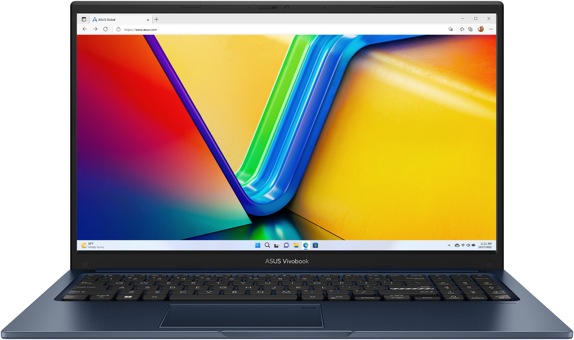 Nyitott laptop, a képernyőt és a billentyűzetet mutatja.
