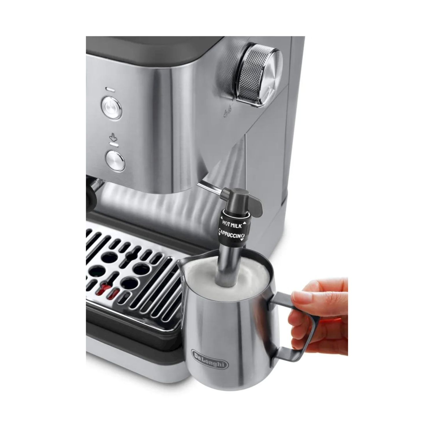 Primo piano della macchina per espresso che monta il latte in una brocca d'argento.