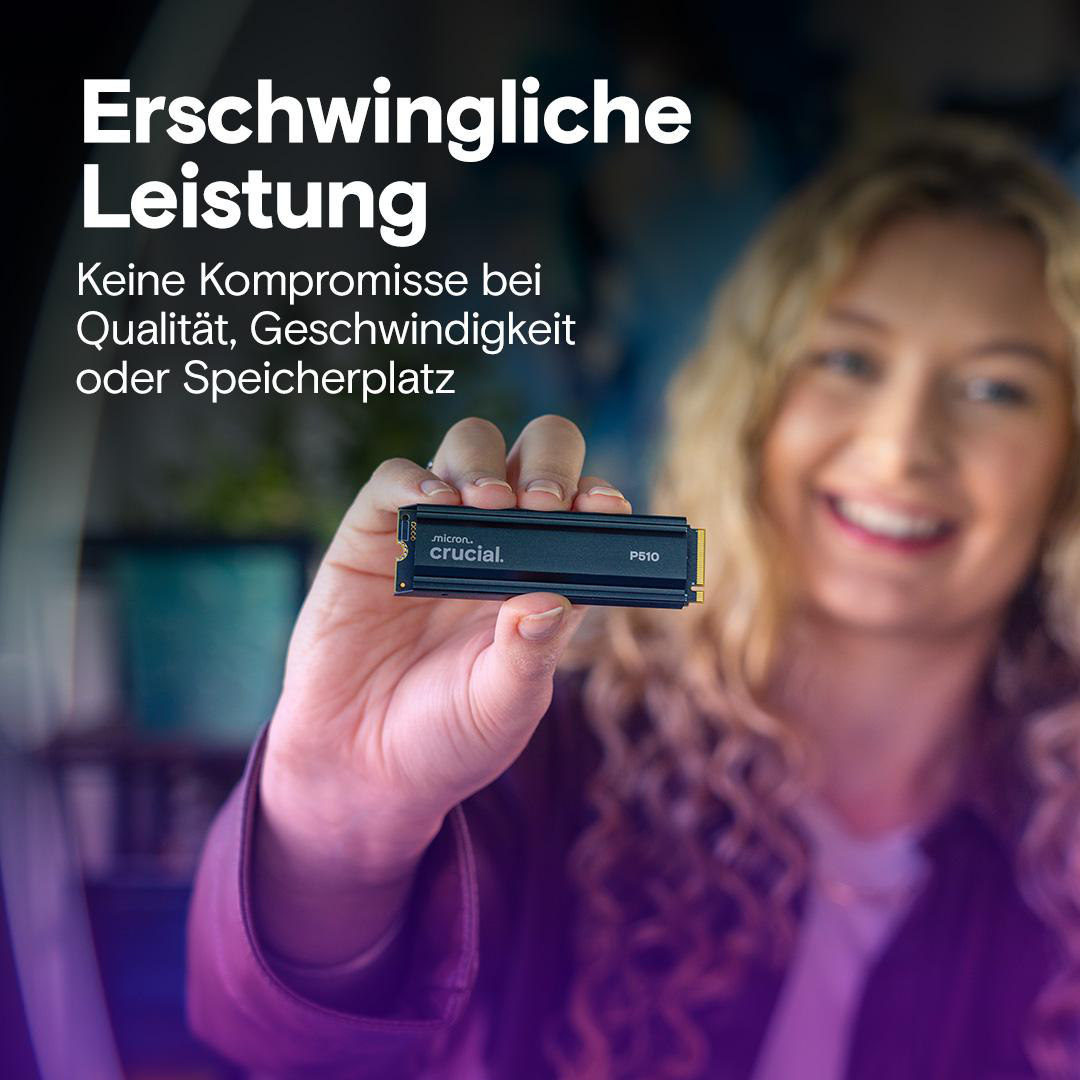 Eine Frau hält eine schwarze SSD. Text: 'Erschwingliche Leistung. Keine Kompromisse bei Qualität'.