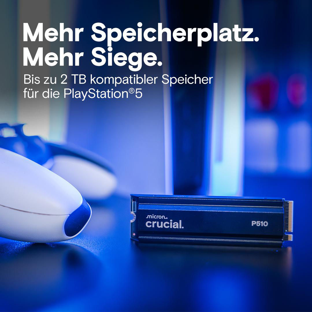 Schwarze SSD neben einem weiß-blauen PlayStation-Controller auf blauem Untergrund. Text: 'Mehr Speicherplatz'.