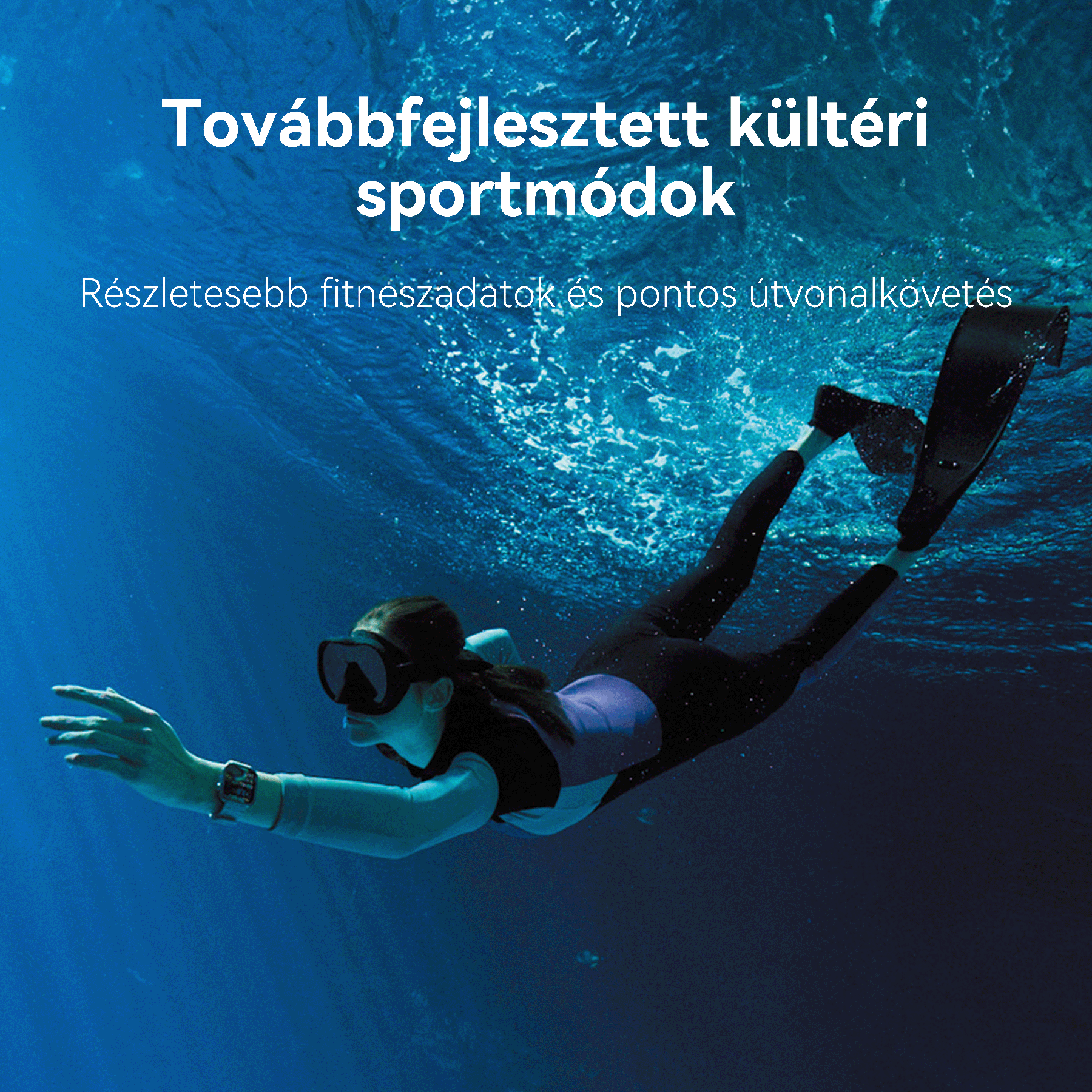 Nő az óceánban, uszonyokkal úszik, okosórát és szemüveget visel. Kék víz alatti jelenet.