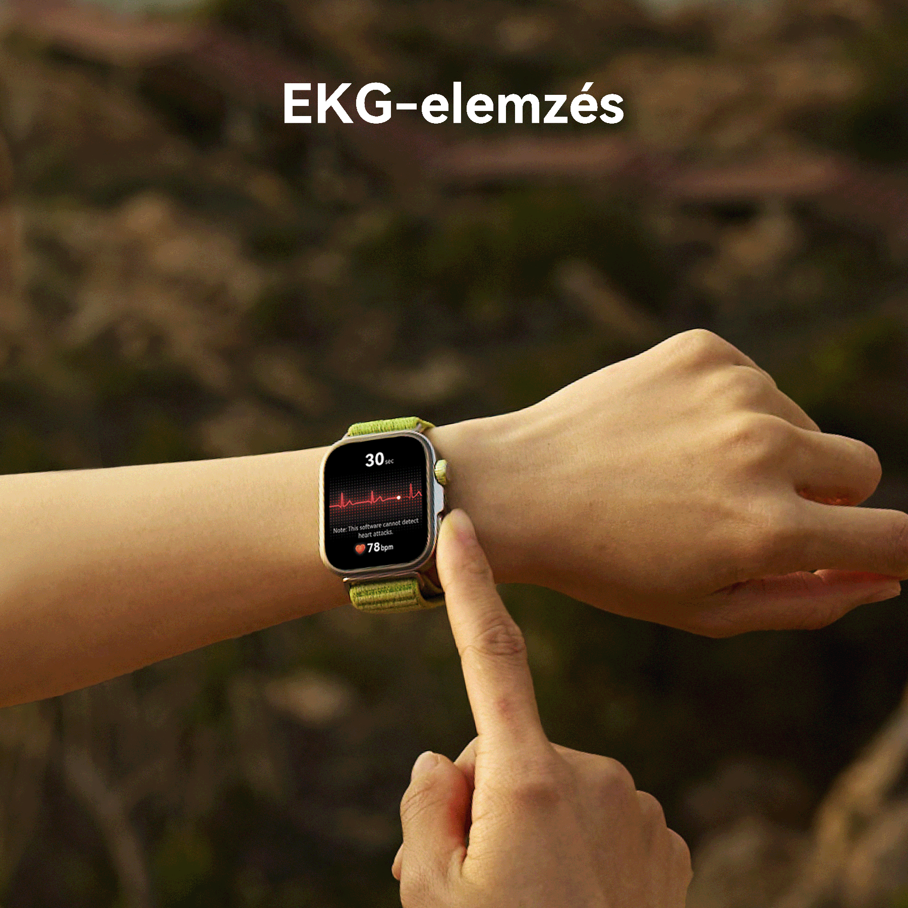 Egy személy csuklója okosórával megérintve. Az óra EKG-elemzést mutat.