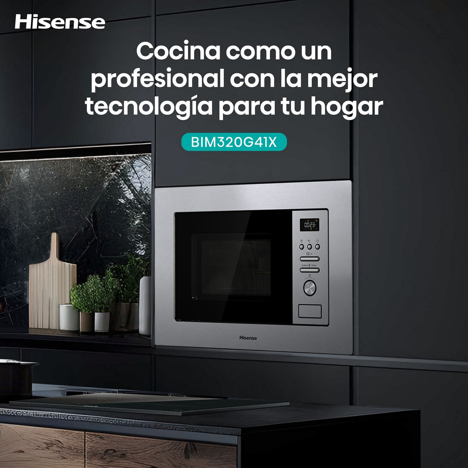 Cocina moderna con microondas empotrado. Un horno microondas está instalado en el armario.