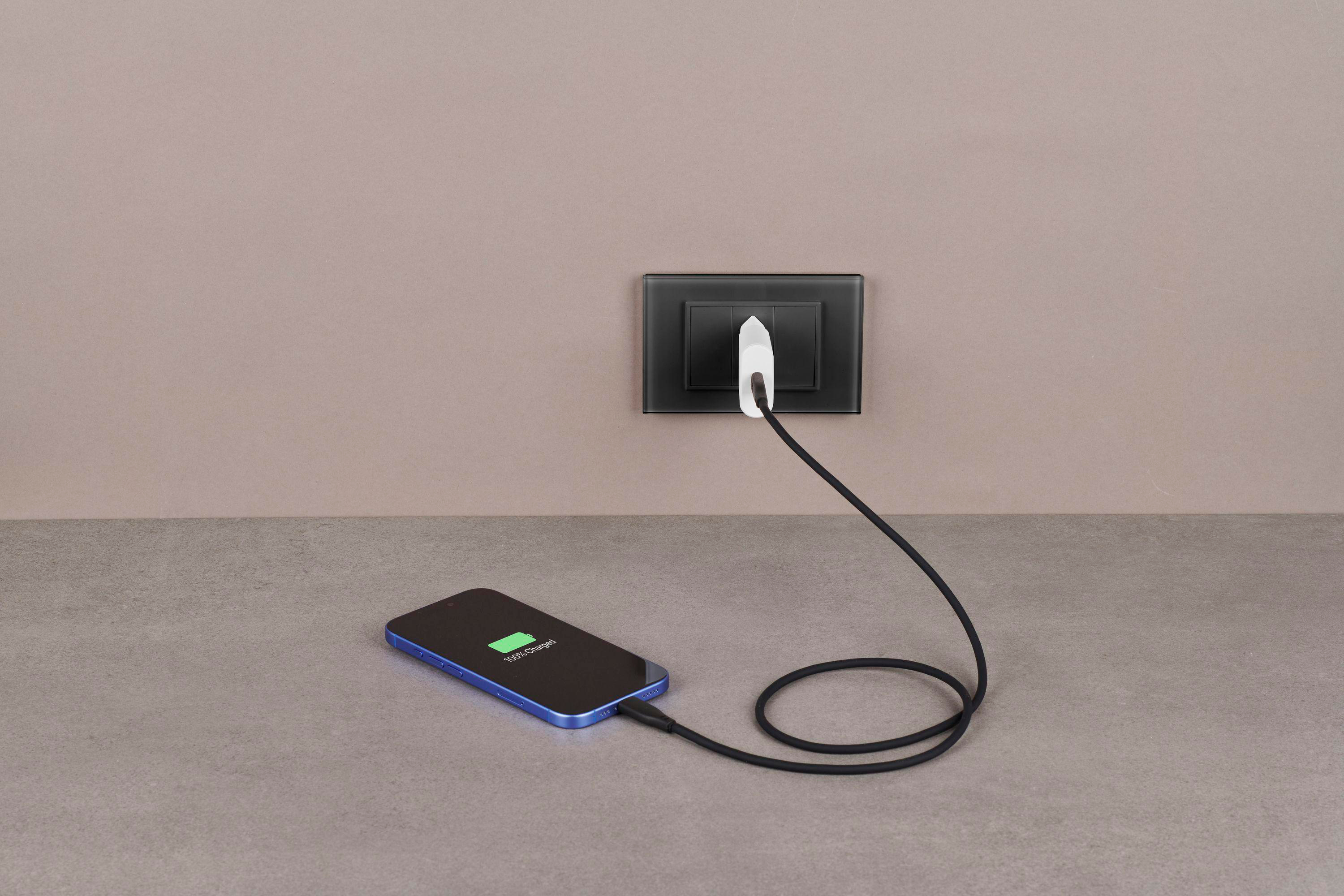 Ein weißes Cellularline-Ladegerät mit einem USB-C-Anschluss.