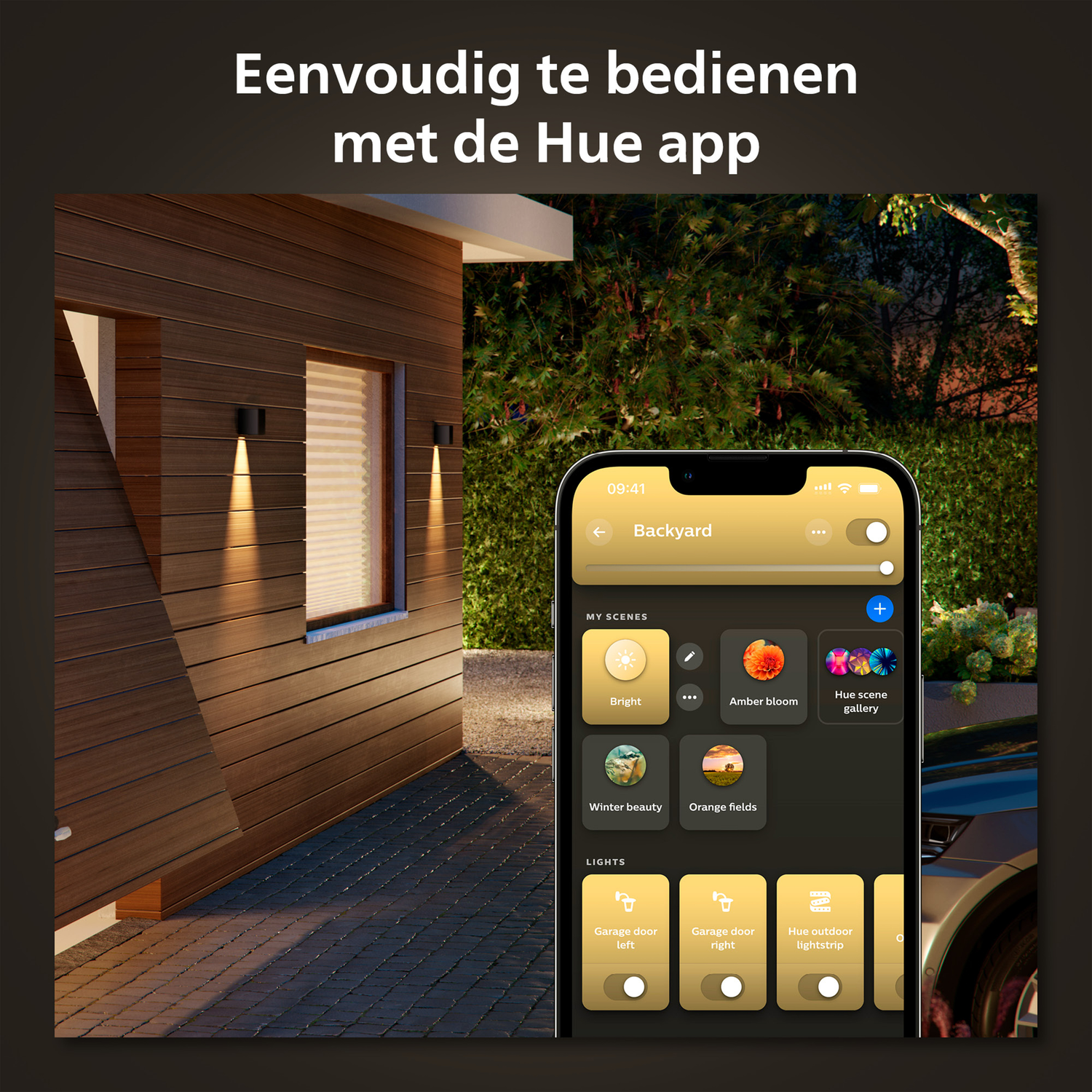 Twee zwarte vierkante lichten op een houten muur, een smartphone met een app en tekst.