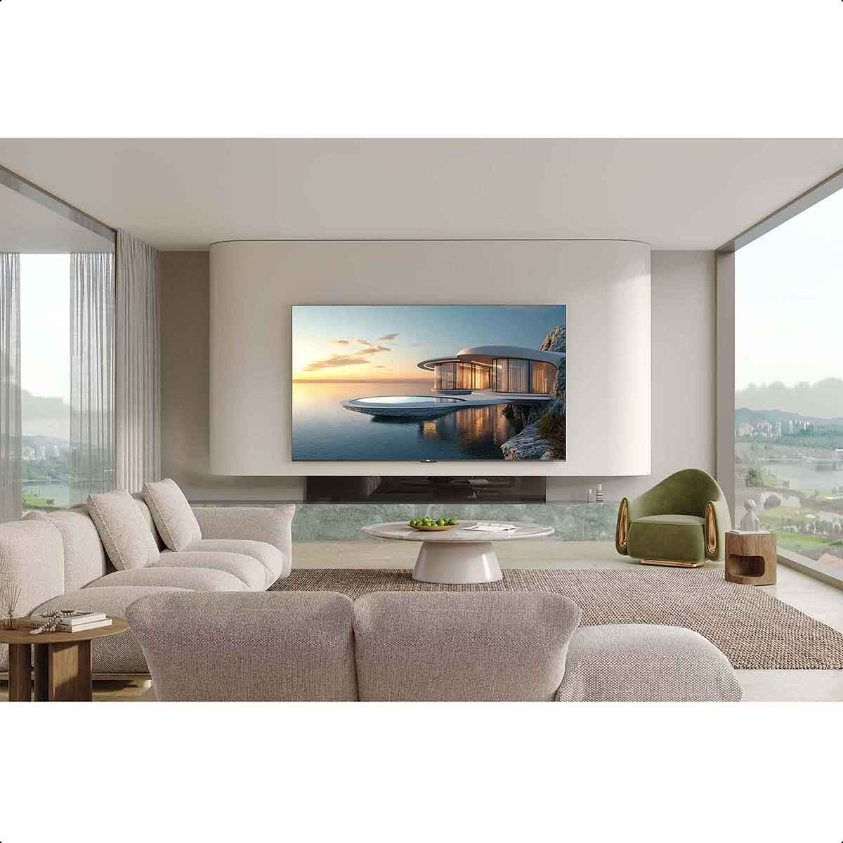 Wohnzimmer mit großem TV an der Wand, beigen Sofas, Couchtisch und großem Fenster.