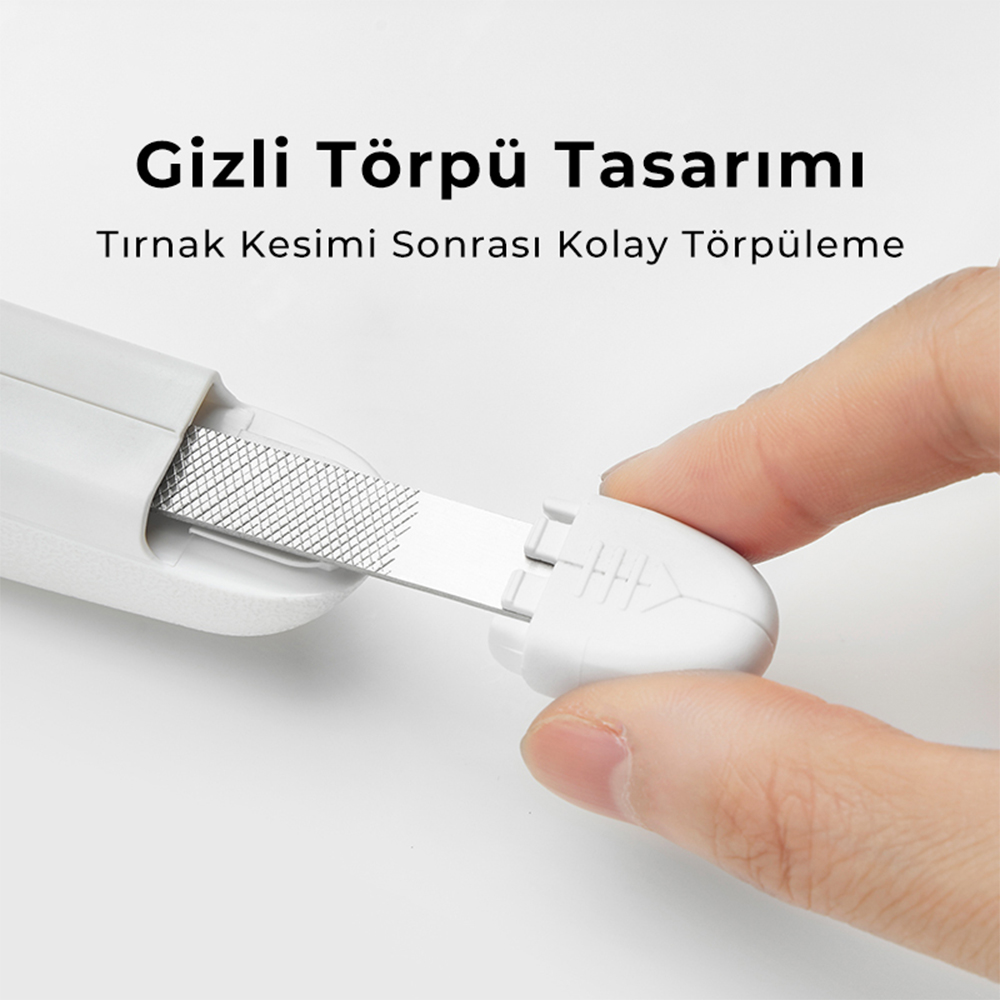 Bir kişi, beyaz bir tırnak törpüsü ile bir kedinin tırnağını törpülüyor, yakın çekim.