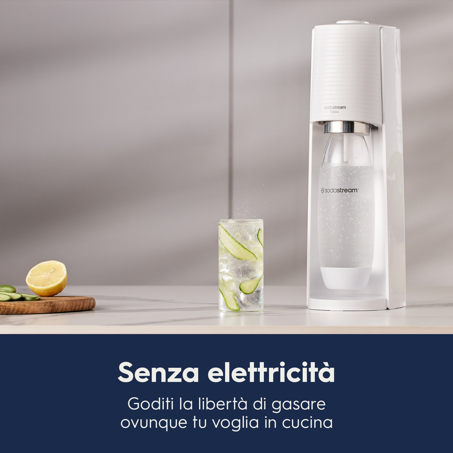 Sifone bianco, bicchiere con cetriolo, limone e testo in italiano.