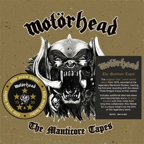 Albumhoes van Motörhead's 'The Manticore Tapes'. Met Lemmy, het logo en tekst.