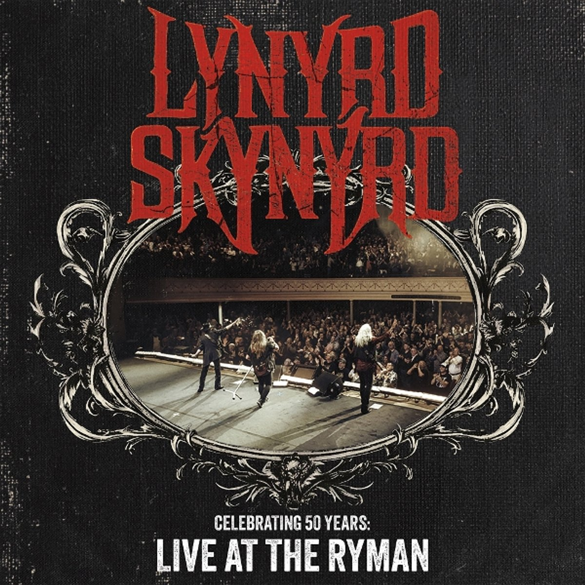 Lynyrd Skynyrd albumhoes. Band treedt live op op het podium voor een publiek. 'Live at The Ryman'.