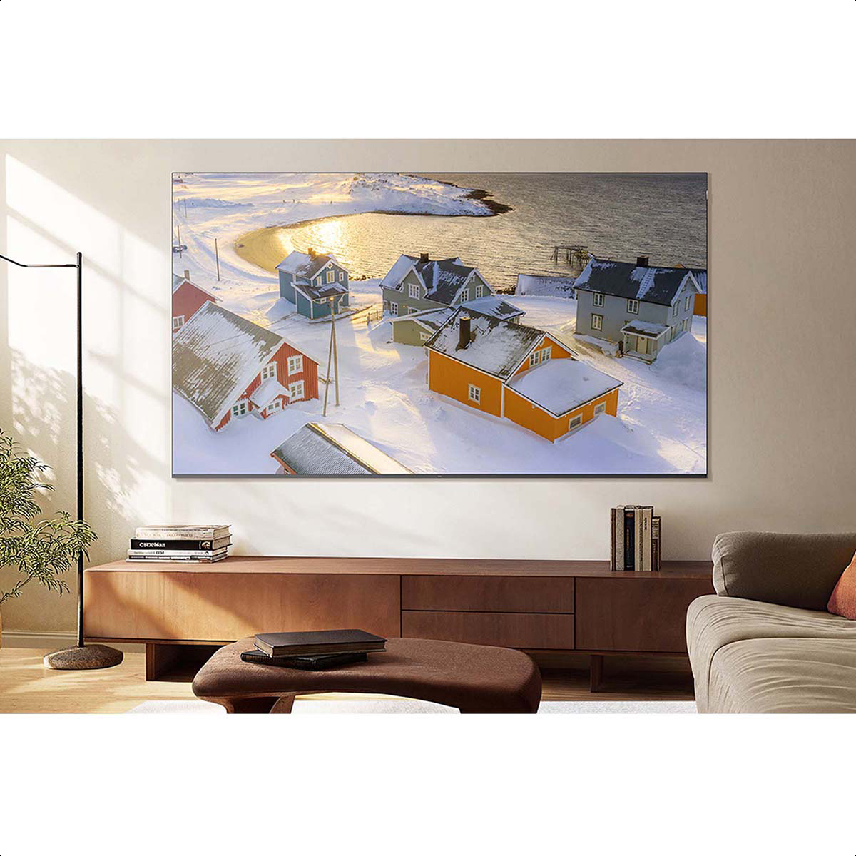 Häuser im Schnee auf einem Fernsehbildschirm dargestellt.