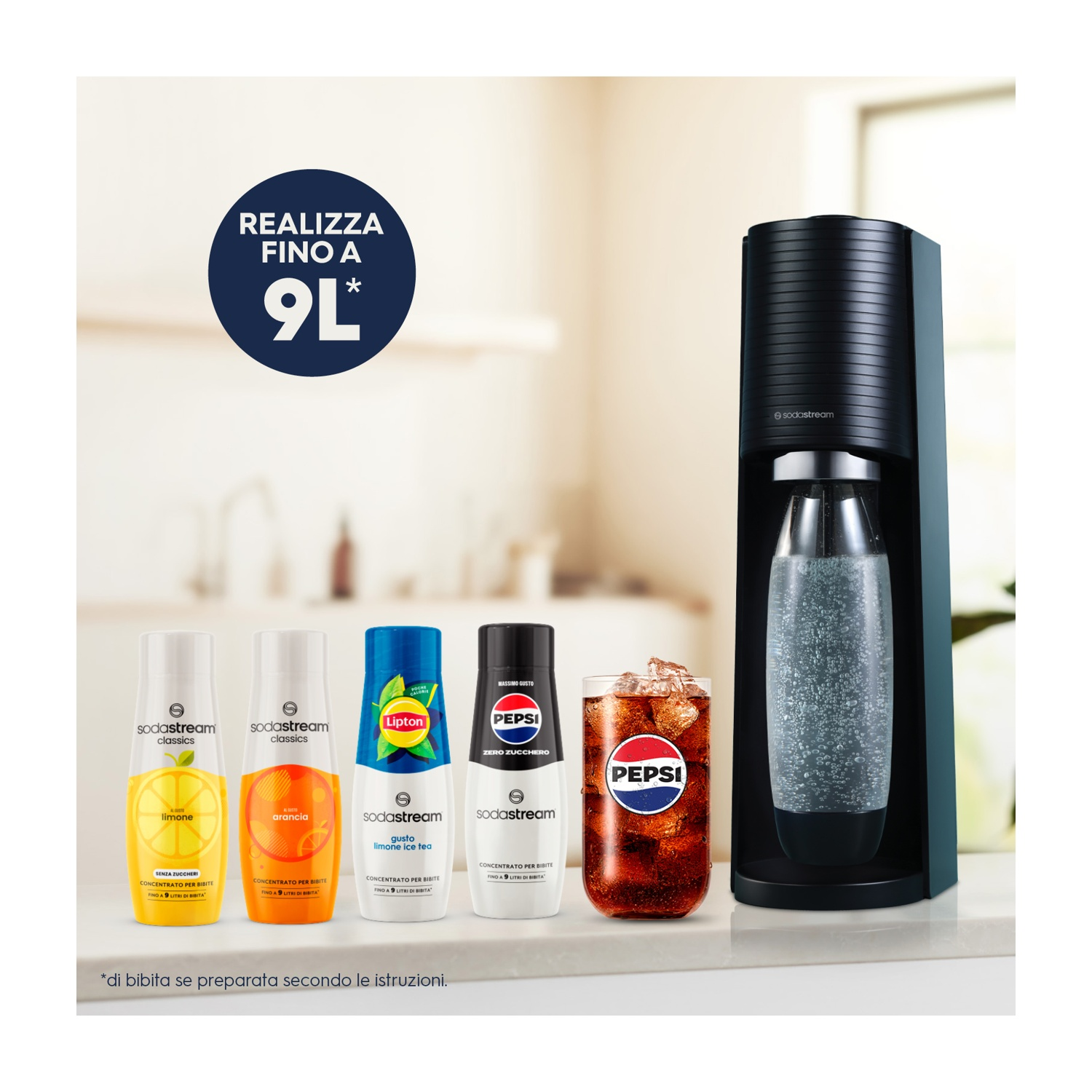 Una macchina SodaStream, vari sciroppi e un bicchiere di Pepsi con ghiaccio, una soda in preparazione.