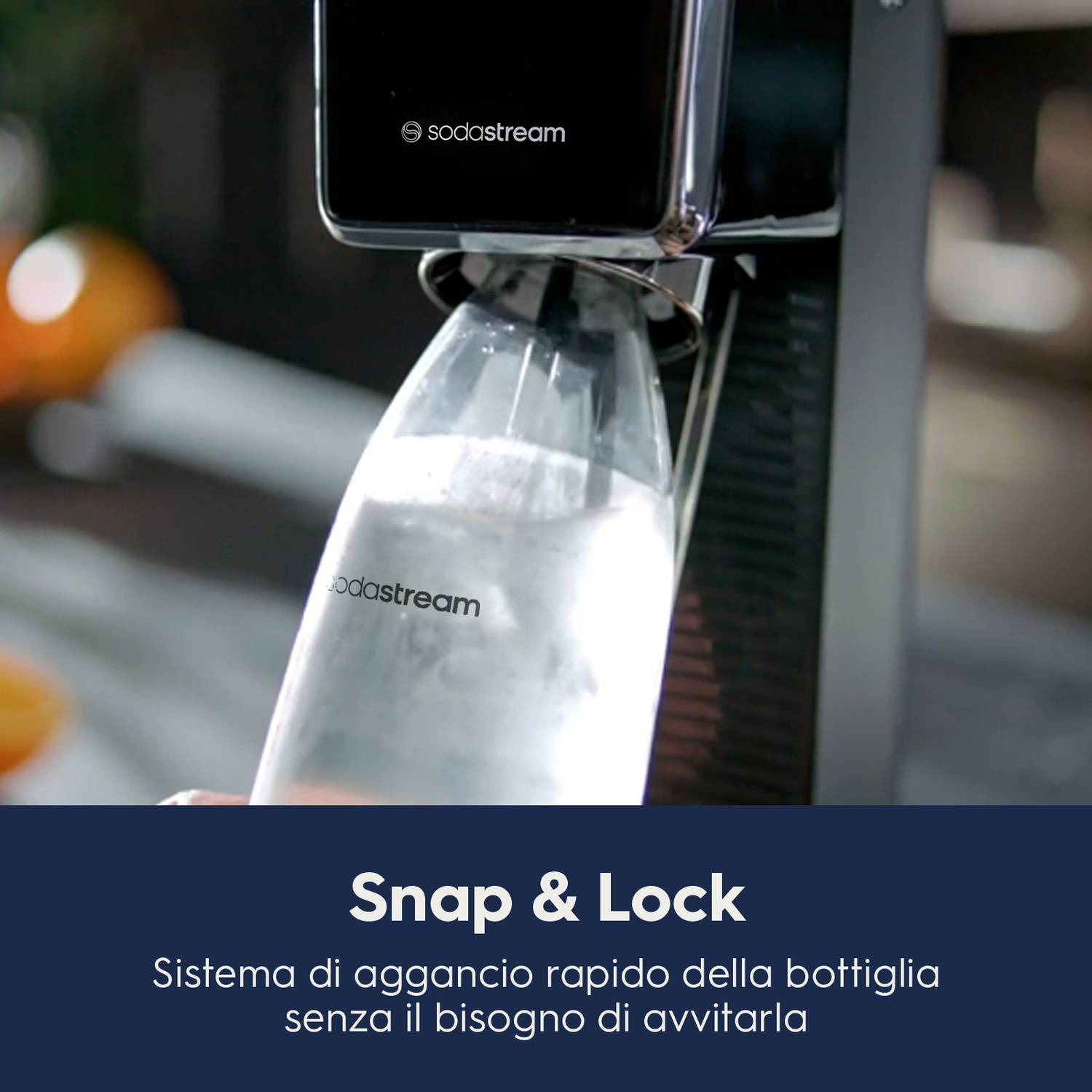 Una bottiglia trasparente viene inserita in un'apparecchiatura per soda. Testo: 'Snap & Lock'.