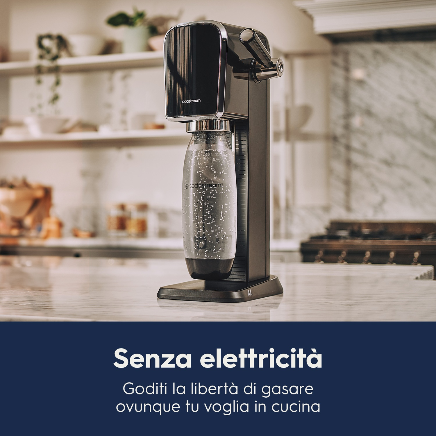 Macchina SodaStream nera con bottiglia trasparente, su piano in marmo.