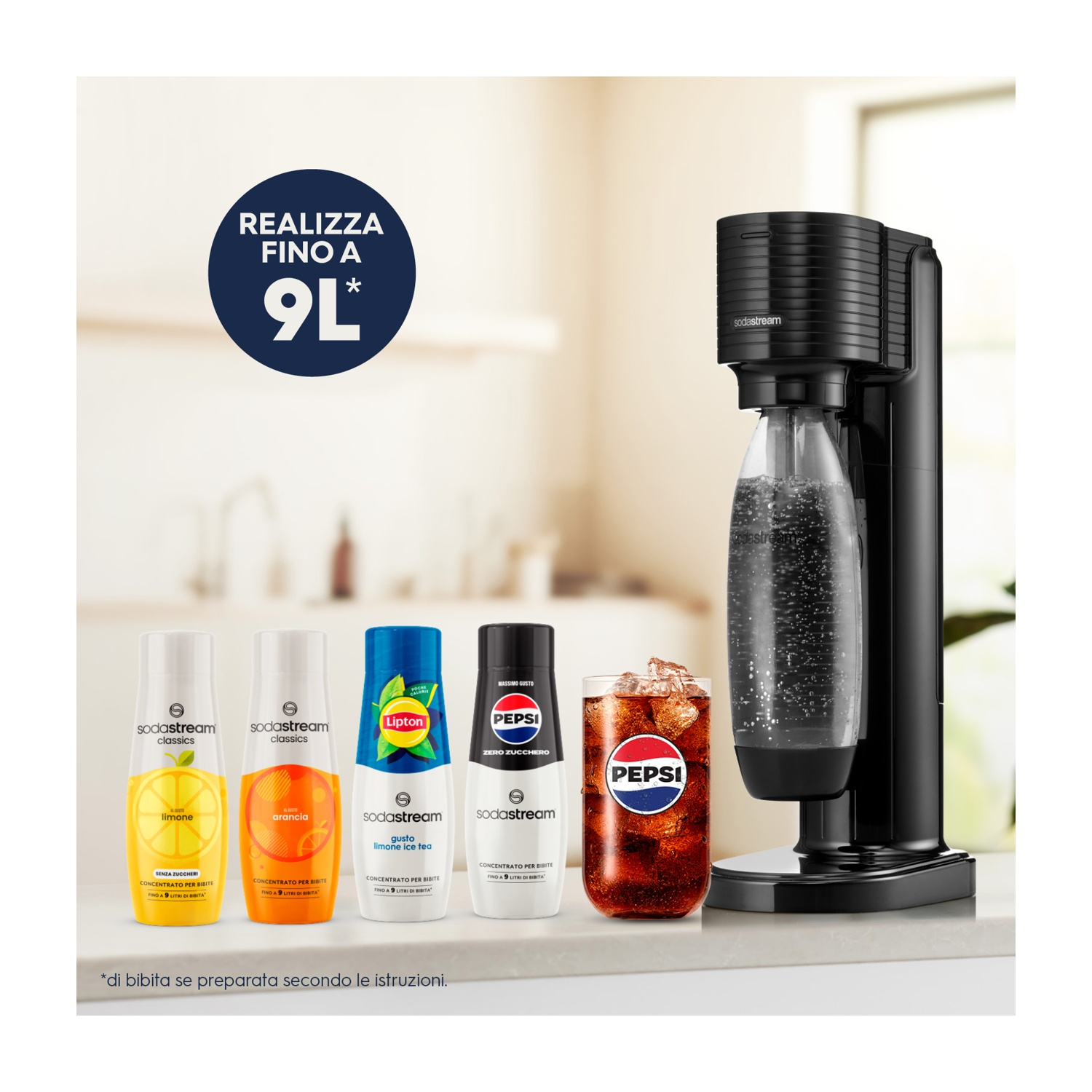 Una macchina SodaStream nera con bottiglie di soda e un bicchiere di Pepsi. Sfondo bianco.