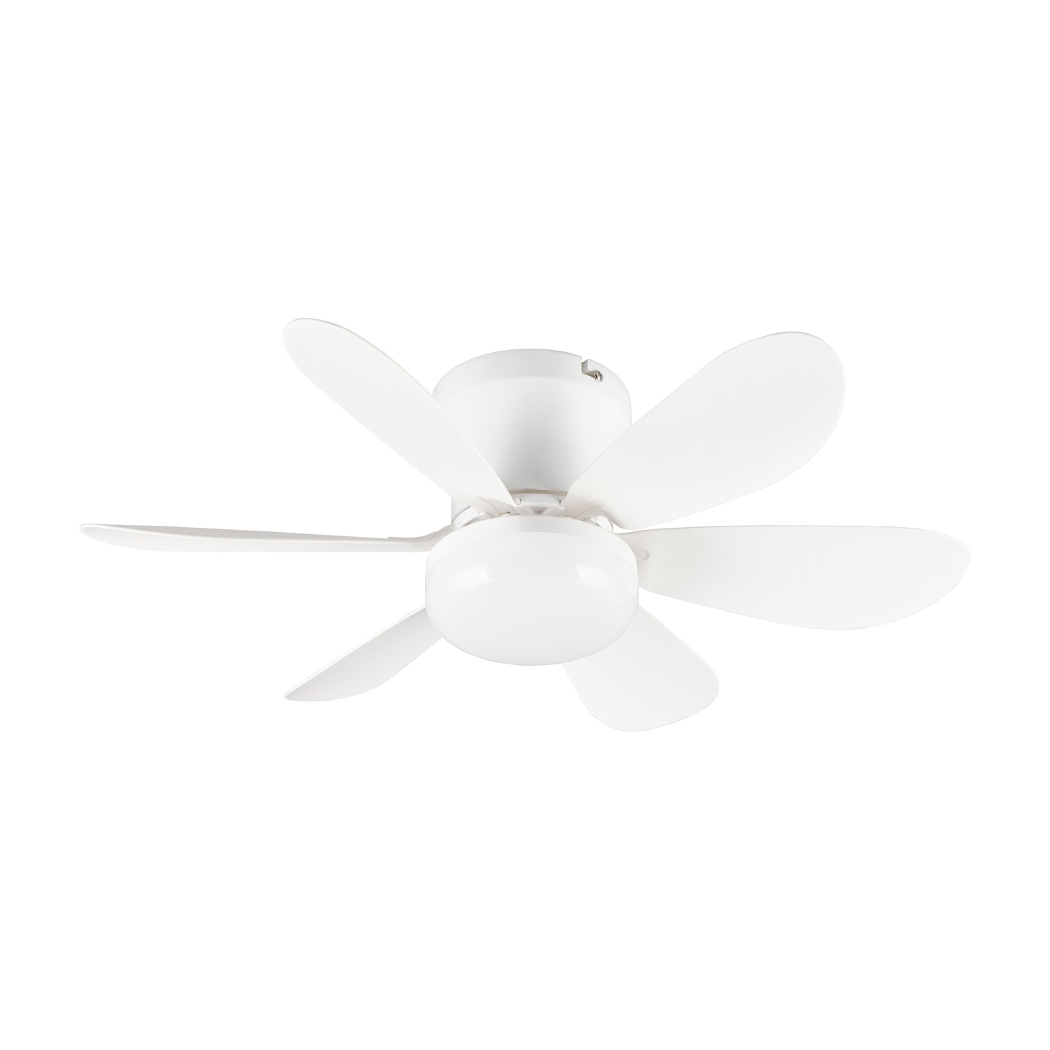 Un ventilatore da soffitto bianco con cinque pale e una luce centrale su sfondo bianco.