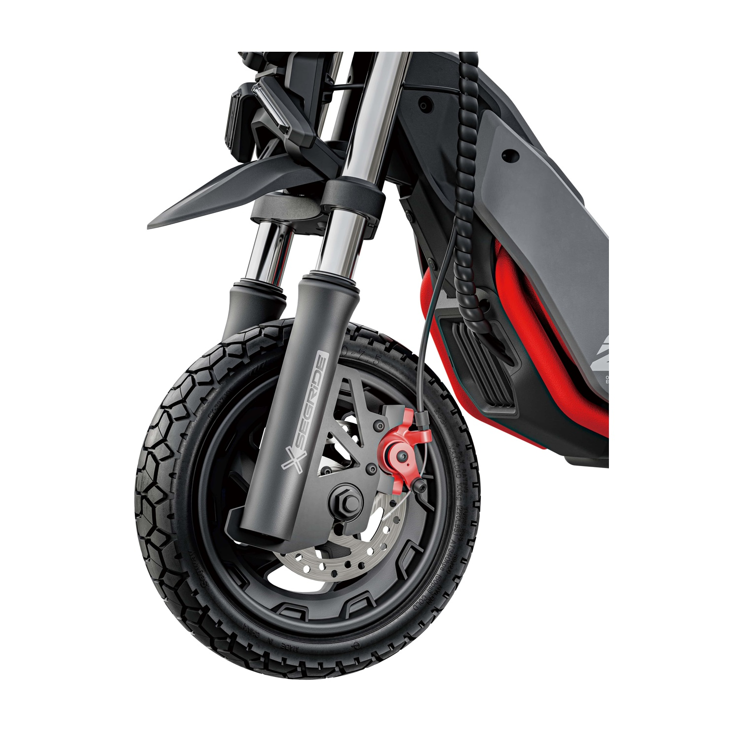 Primo piano della ruota dello scooter elettrico, pinza freno rossa, logo Segway.