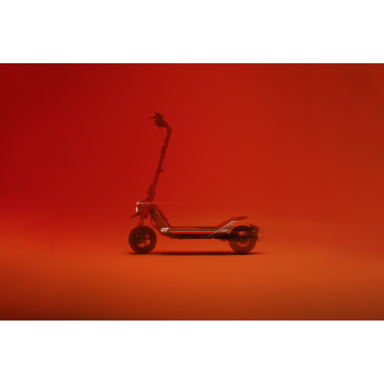 Silhouette di scooter elettrico in luce rossa, su sfondo rosso.