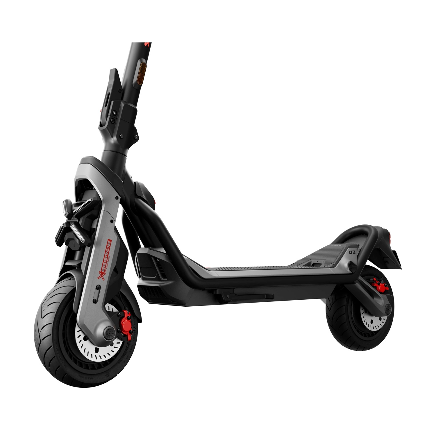 Scooter elettrico, grigio e nero con pinze freno rosse, sfondo bianco.