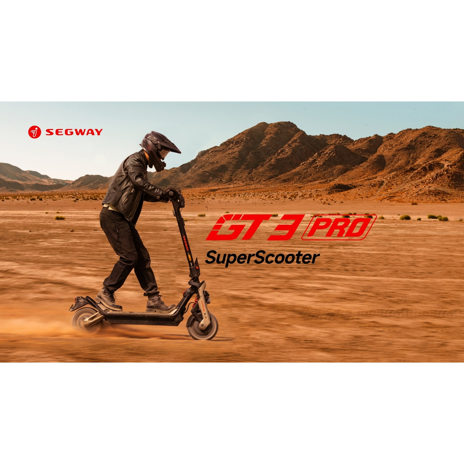 Un uomo guida uno scooter nero in un paesaggio desertico, con logo Segway.