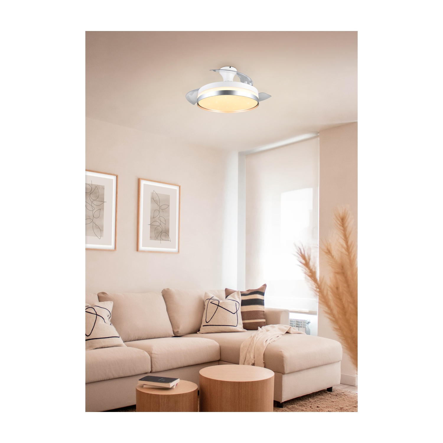 Ventilatore da soffitto sopra un divano in un soggiorno moderno e luminoso.