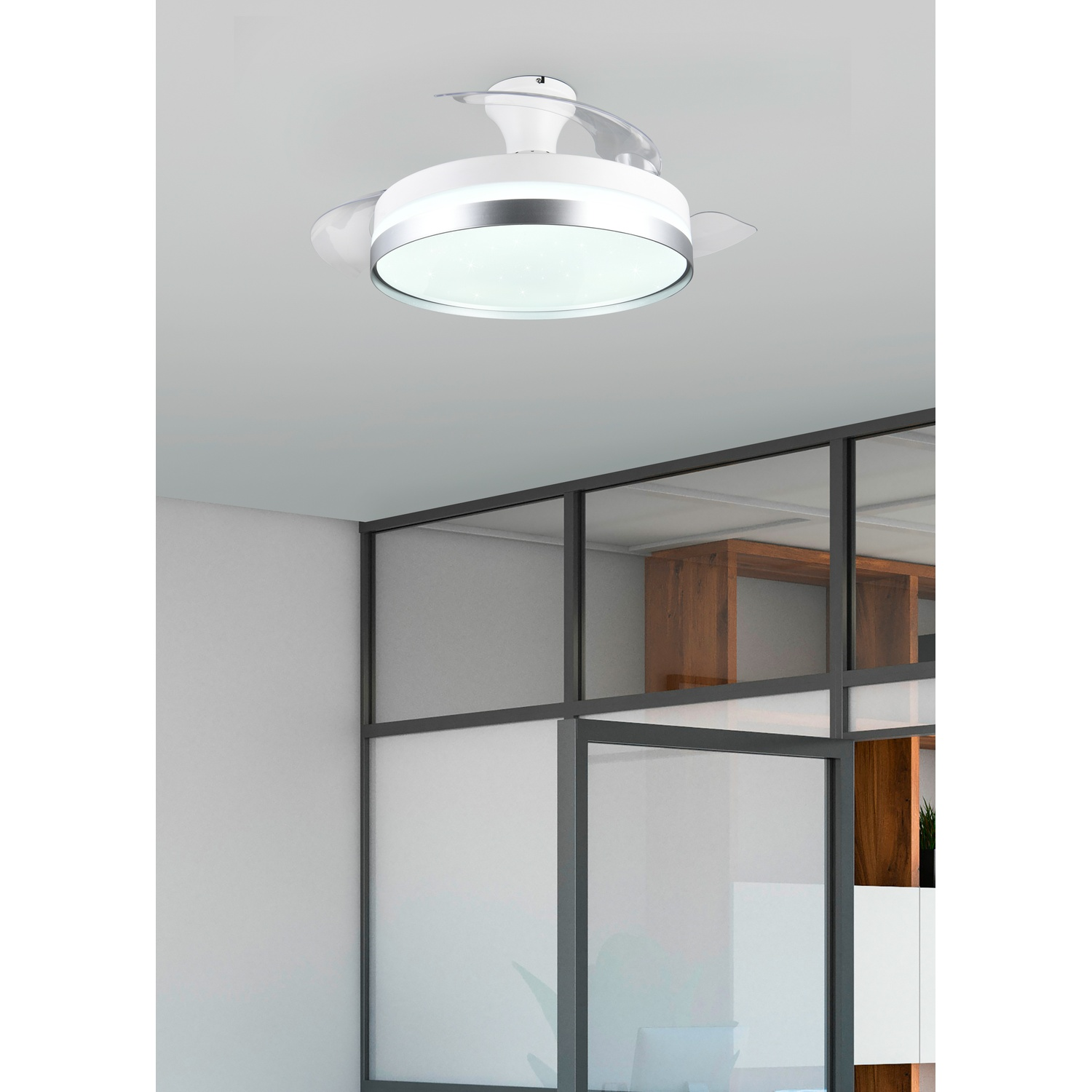 Lampada a ventola da soffitto in un ufficio moderno con pareti di vetro.