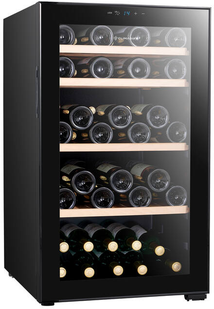 Un refrigeratore per vino nero con porta in vetro. Bottiglie di vino sono conservate all'interno.