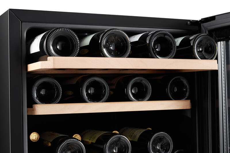 Bottiglie di vino in una cantinetta, su ripiani in legno, con interno scuro.