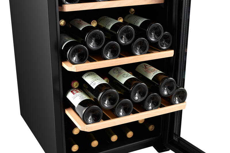 Un refrigeratore per vino nero pieno di bottiglie di vino.