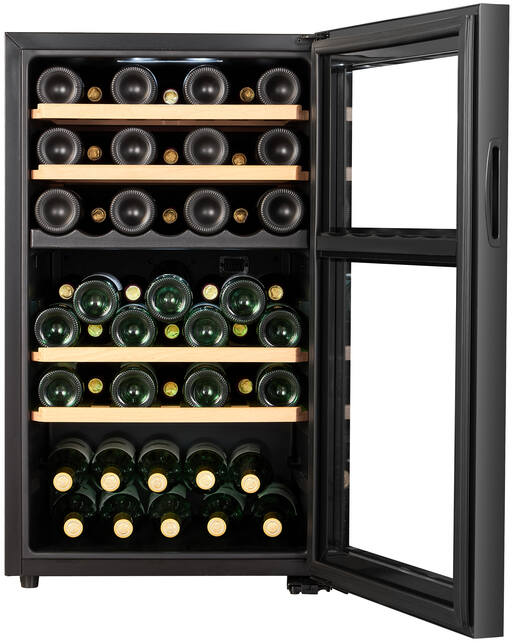 Cantinetta con porta a vetri aperta, bottiglie su mensole in legno, cornice nera.