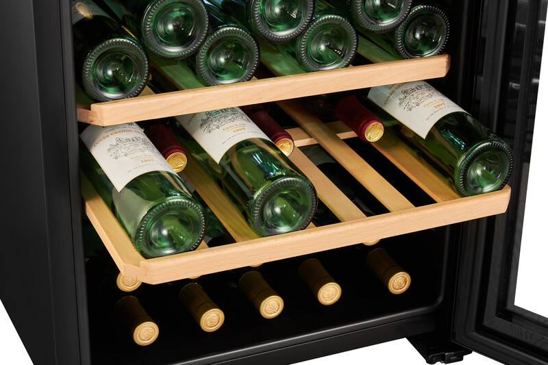 Bottiglie di vino in una cantinetta con ripiani in legno.