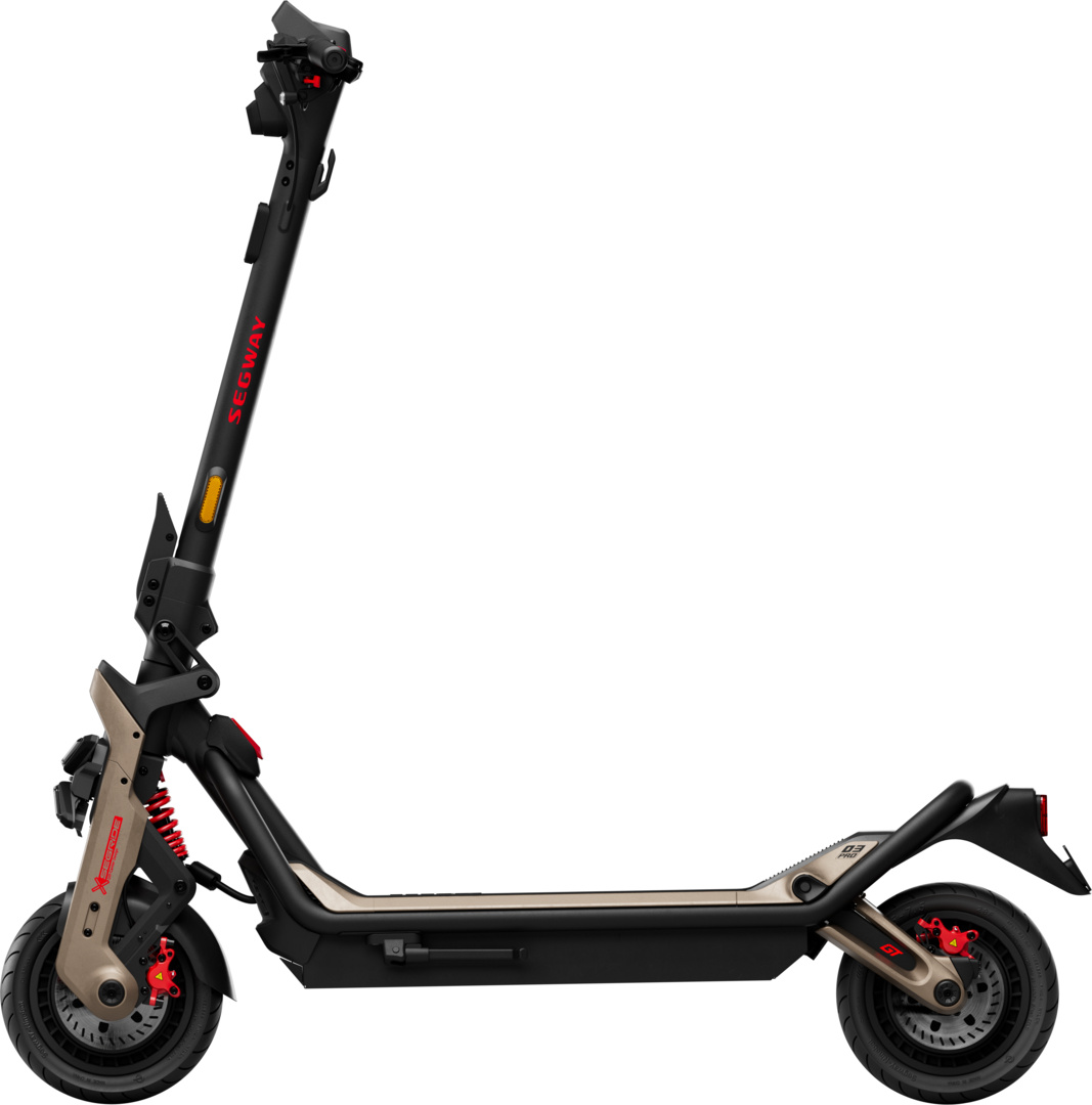 Vue latérale d'une trottinette électrique noire et dorée avec des touches de rouge.