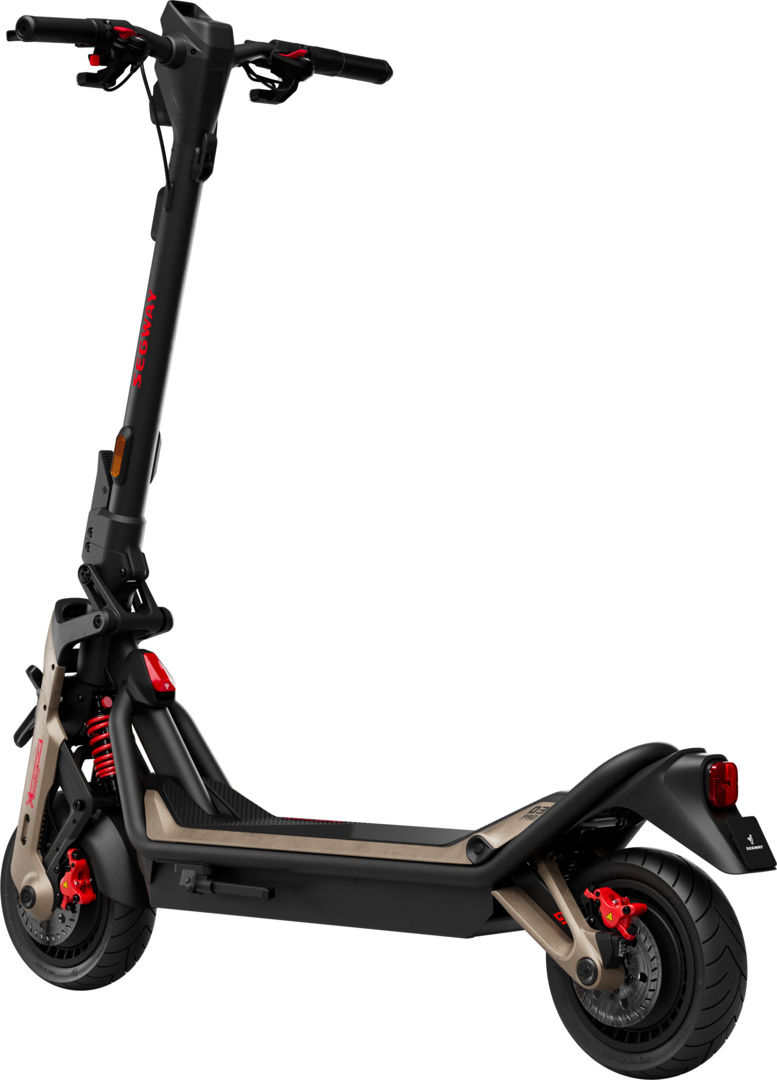 Une trottinette électrique, principalement noire et dorée avec des accents rouges. Elle a un feu arrière et suspension.