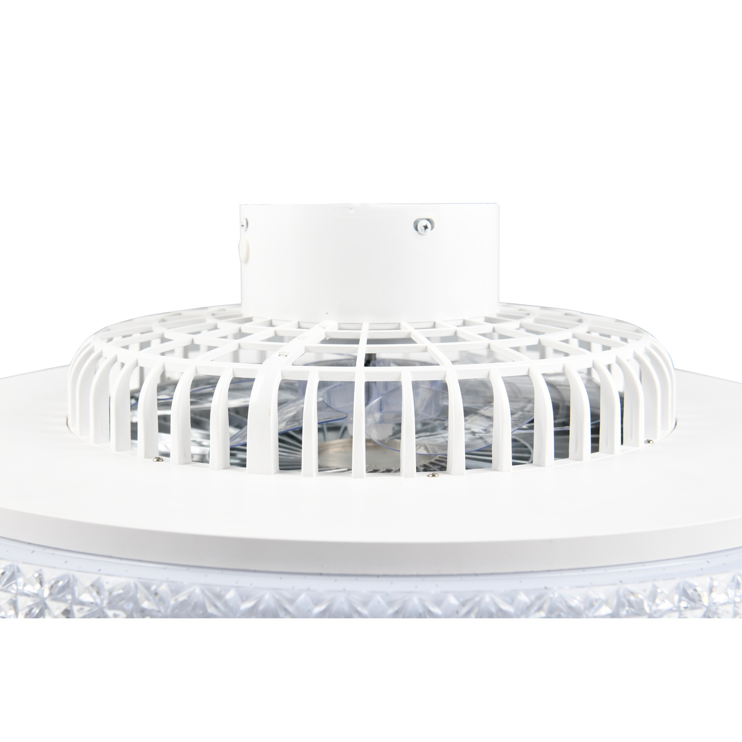 Primo piano di un ventilatore da soffitto bianco, che mostra le pale e la cornice bianca.