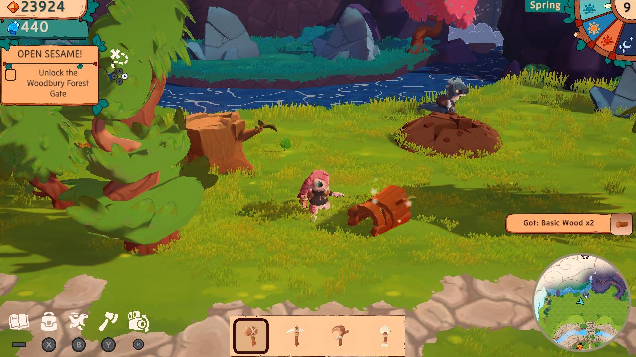 Eine Spielszene mit einem Charakter in der Nähe eines Baumes, eines Holzscheites und eines Schildes in einem Wald.