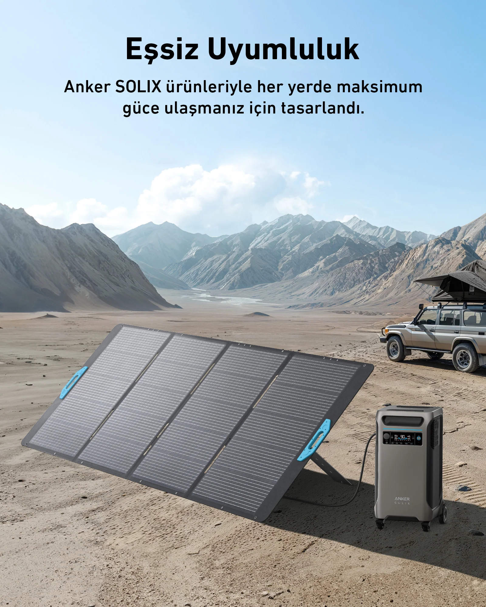 Çöl ortamında güneş paneli, bir araba ve bir güç istasyonu ile.