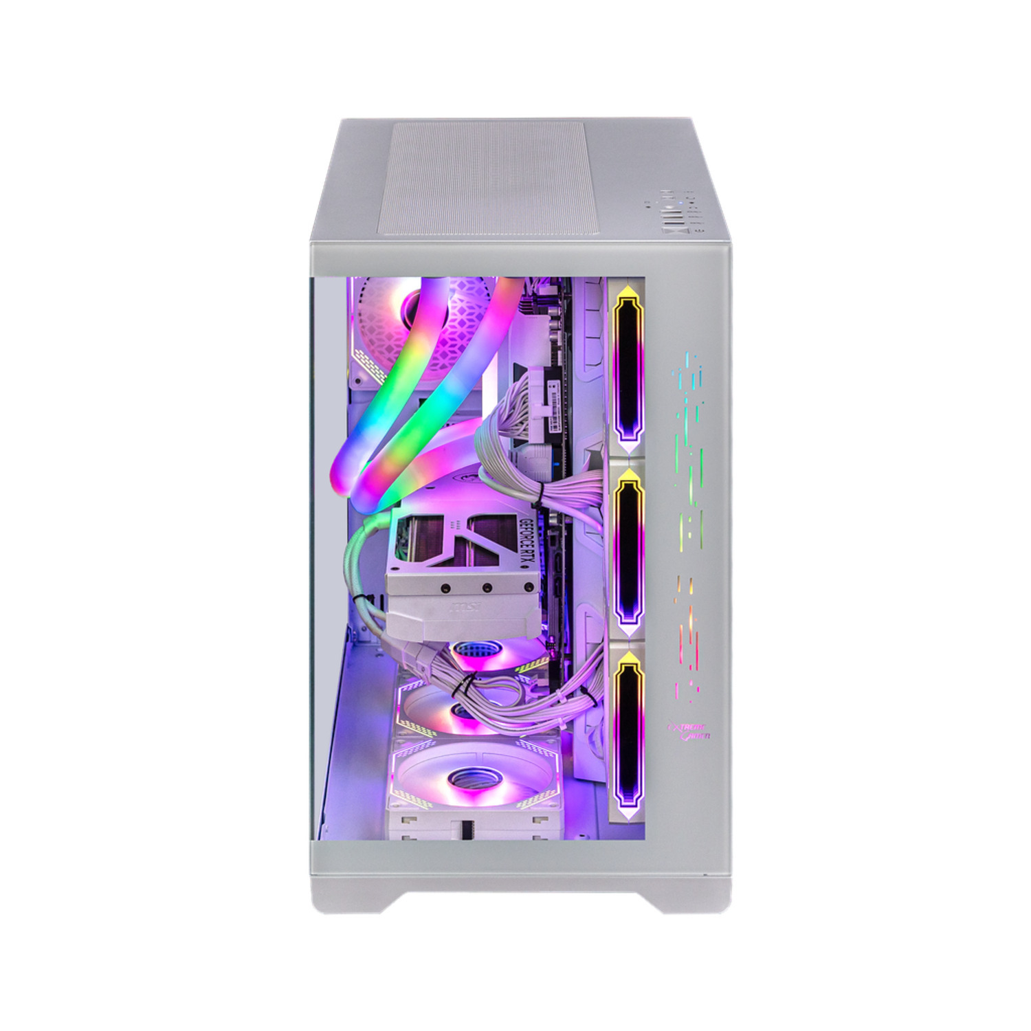 Een zijaanzicht van een witte computerkast met gloeiende interne componenten en een glazen paneel.