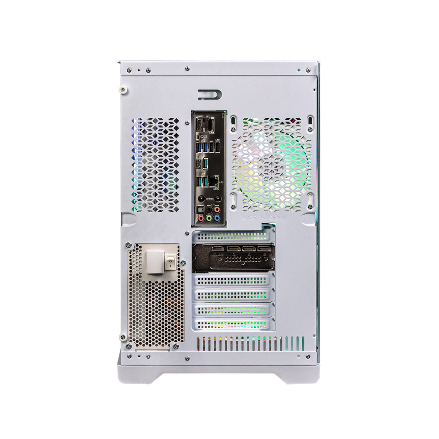 Achteraanzicht van een witte computerkast met poorten, ventilator en andere componenten. De kast staat op een wit oppervlak.