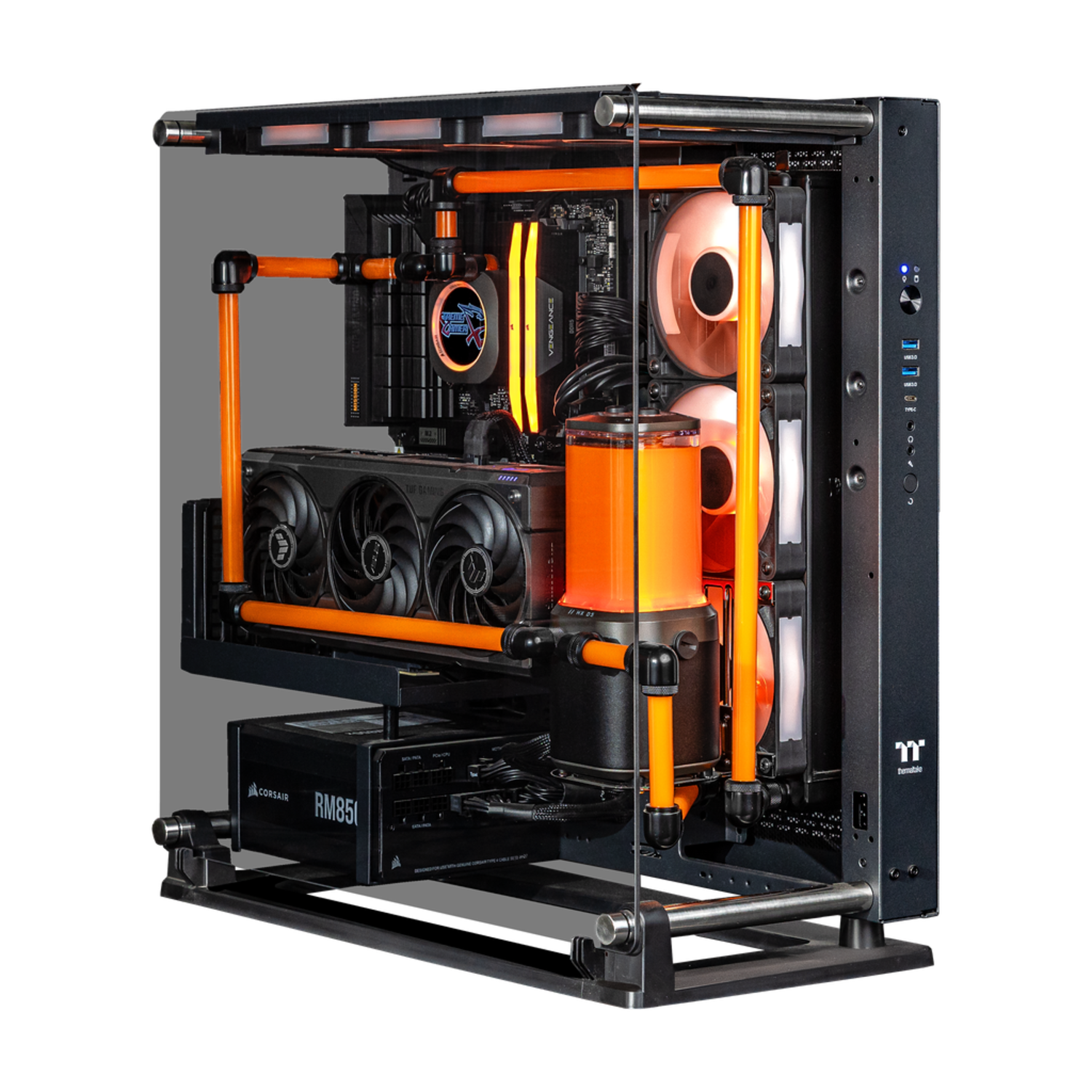 Boîtier PC ouvert avec système de refroidissement liquide et composants à thème orange. Avec alimentation Corsair.