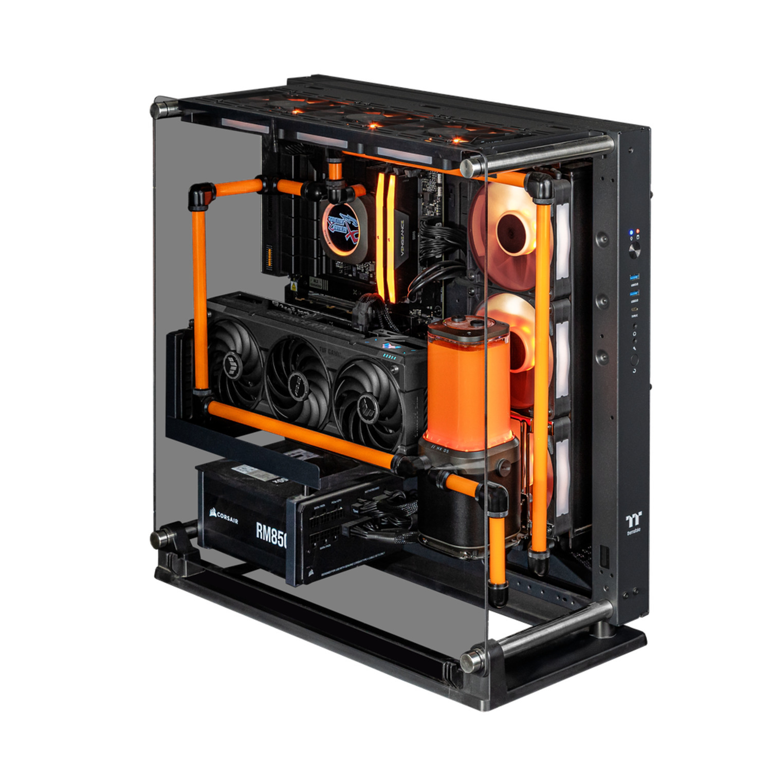 Boîtier PC ouvert avec refroidissement liquide orange, composants internes et éclairage RVB. Panneau de verre.
