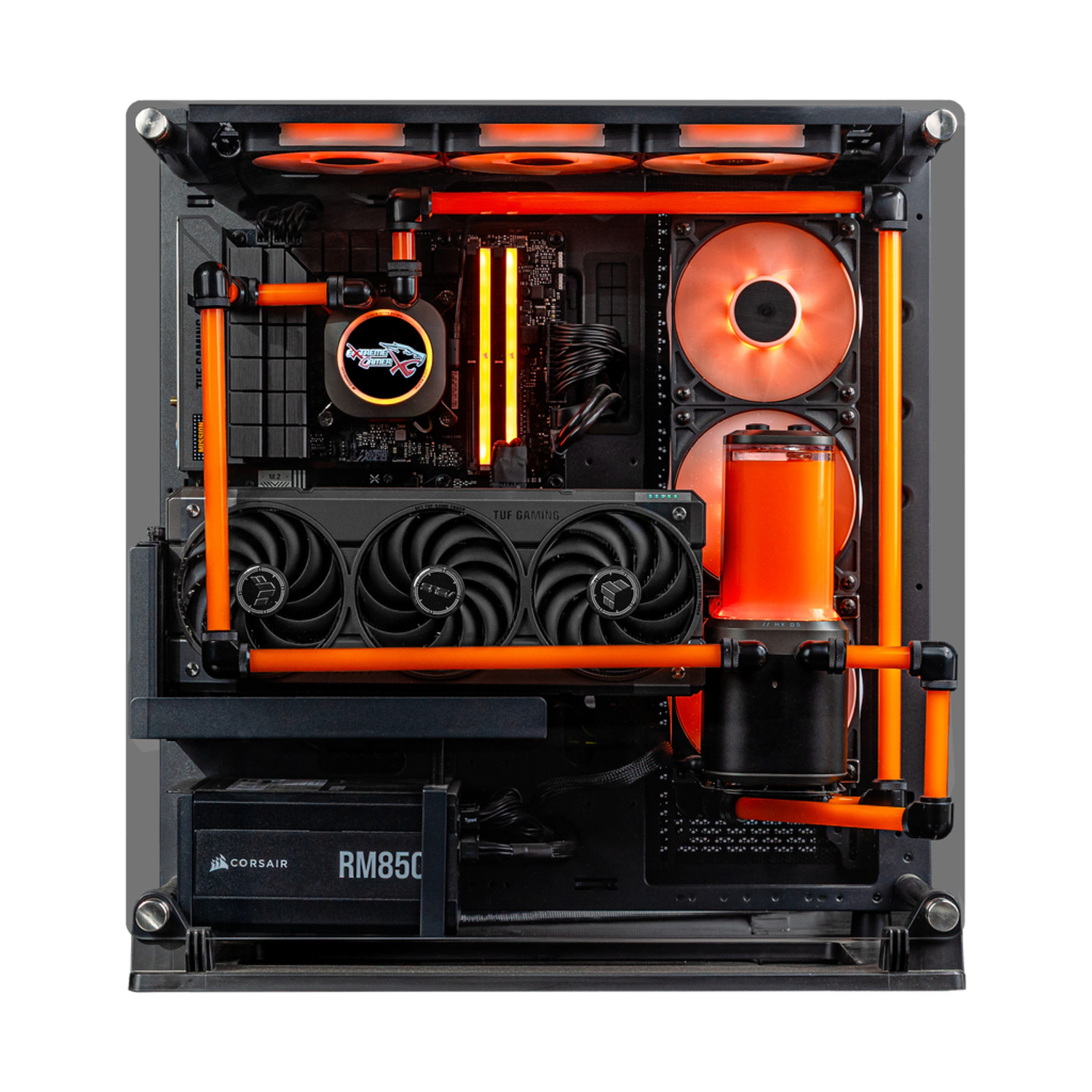 Vue de dessus d'un boîtier PC ouvert avec refroidissement liquide orange, composants et éclairage RVB.