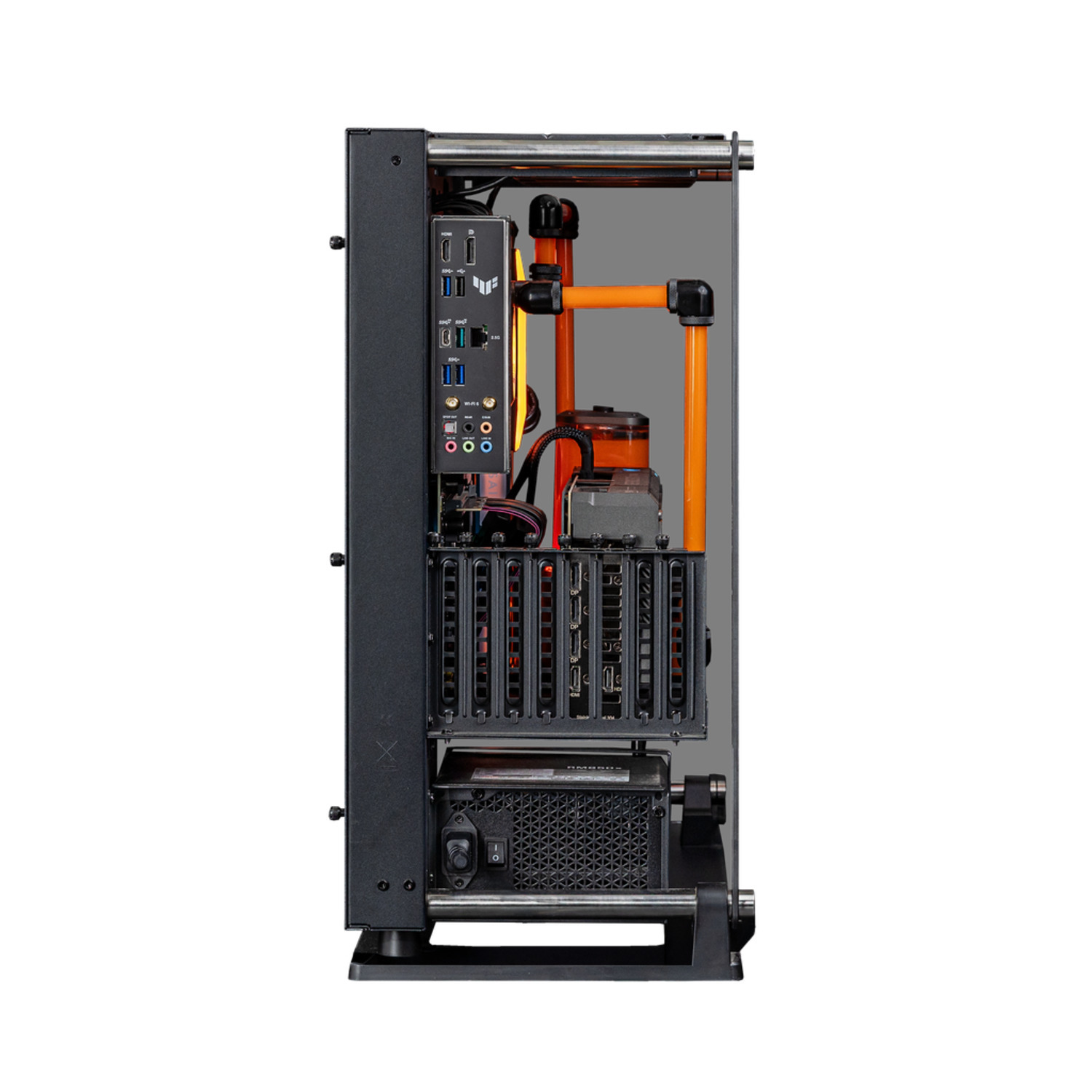 Vue latérale d'un boîtier PC ouvert avec refroidissement liquide orange, composants et éclairage RVB.