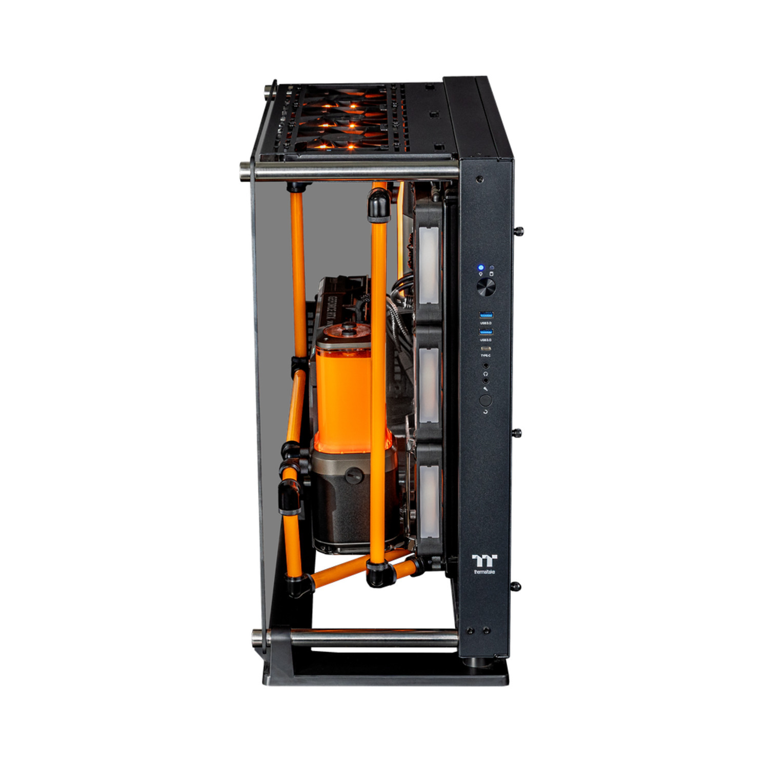 Vue latérale d'un boîtier PC ouvert avec refroidissement liquide orange, composants internes et éclairage RVB.