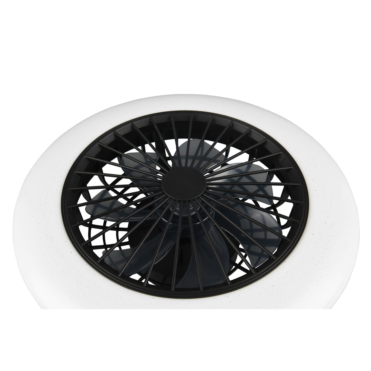Un primo piano di un ventilatore da soffitto bianco e nero, che mostra le pale e l'alloggiamento del motore centrale.